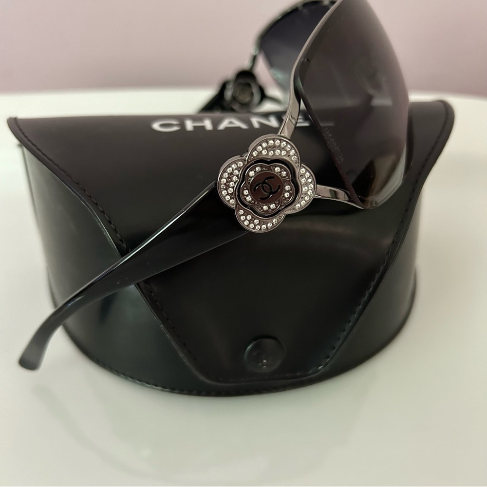 CHANEL Camellia Crystal Logo Black Women Sunglasses Made in Italy 4164-B / RARE